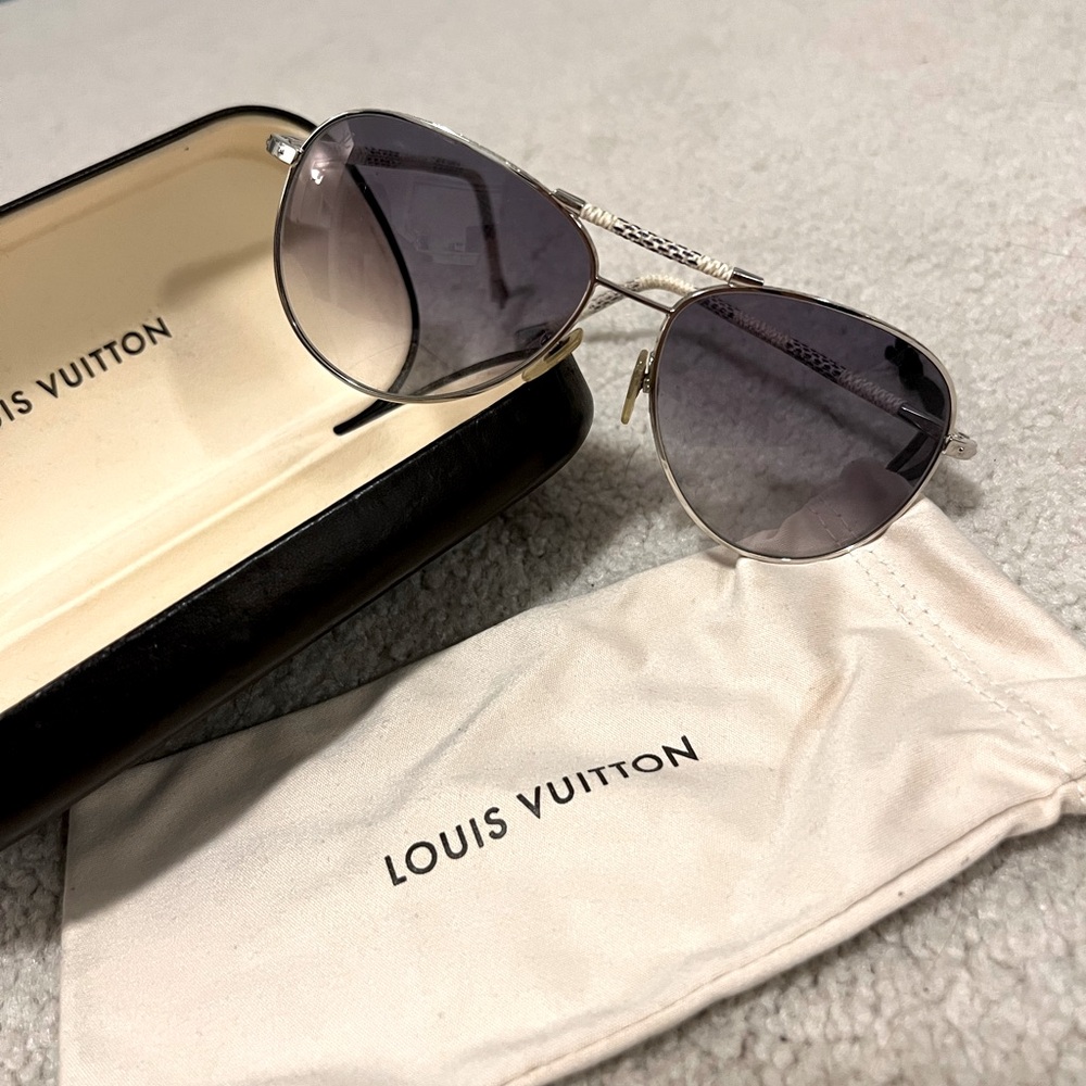 LOUIS VUITTON Aviator Sunglasses 😎!